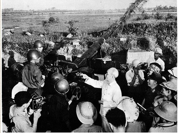 du-bao-thien-tai-cua-chu-tich-ho-chi-minh-trong-cuoc-doi-dau-voi-b-52-tren-bau-troi-ha-noi