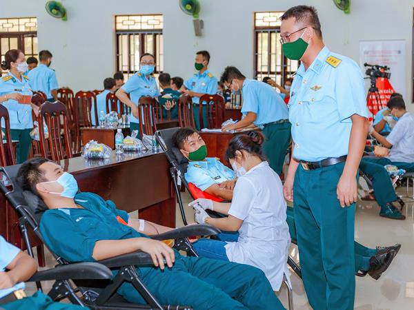hon-300-can-bo-chien-si-cua-su-doan-377-tham-gia-hien-mau-tinh-nguyen