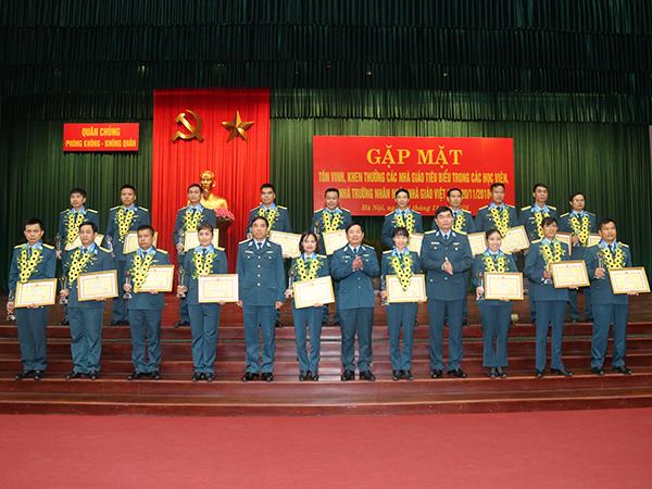 gap-mat-ton-vinh-khen-thuong-cac-nha-giao-tieu-bieu-nam-2018