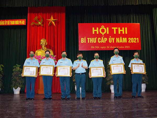 ghi-nhan-tu-hoi-thi-bi-thu-cap-uy-cua-dang-uy-bo-tham-muu-quan-chung-phong-khong-khong-quan