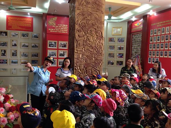 giao-vien-va-hoc-sinh-mam-non-tham-quan-trai-nghiem-tai-su-doan-363