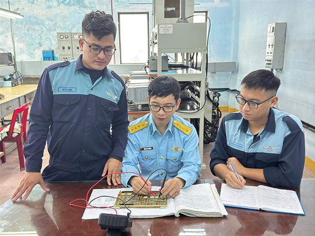dai-uy-tong-van-vuong-gioi-chuyen-mon-dam-me-sang-tao