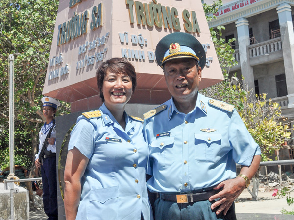hai-cha-con-cung-hoi-ngo-o-truong-sa