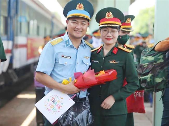 hai-vo-chong-cung-thuc-hien-nhiem-vu-a50
