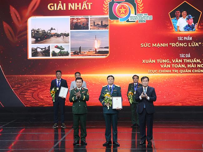 hinh-anh-bo-doi-phong-khong-khong-quan-toa-sang-o-cuoc-thi-anh-bao-chi-anh-nghe-thuat-toan-quoc-“80-nam-quan-doi-anh-hung”