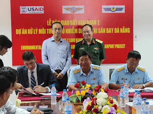le-ban-giao-dat-giai-doan-2-du-an-xu-ly-moi-truong-o-nhiem-dioxin-tai-san-bay-da-nang