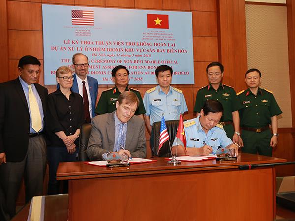 hoa-ky-va-viet-nam-ky-thoa-thuan-de-xu-ly-dioxin-tai-san-bay-bien-hoa
