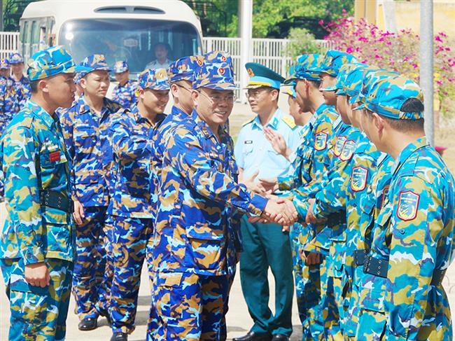 doan-can-bo-giang-vien-hoc-vien-cua-hoc-vien-hai-quan-tham-quan-nghien-cuu-thuc-te-tai-trung-doan-274