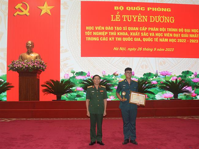 hoc-vien-phong-khong-khong-quan-co-11-hoc-vien-duoc-bo-quoc-phong-tuyen-duong