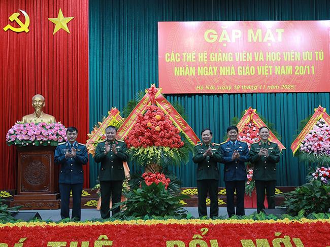 hoc-vien-phong-khong-khong-quan-gap-mat-cac-the-he-giang-vien-va-hoc-vien-uu-tu-nhan-ngay-nha-giao-viet-nam-20-11