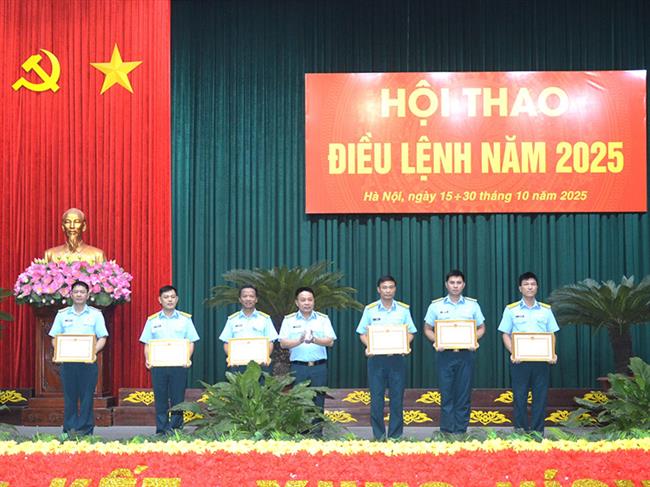hoc-vien-phong-khong-khong-quan-to-chuc-be-mac-hoi-thao-dieu-lenh-nam-2025