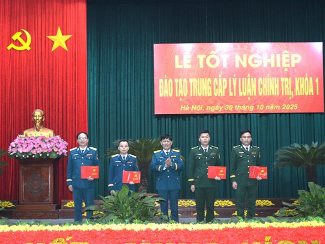 hoc-vien-phong-khong-khong-quan-to-chuc-le-tot-nghiep-dao-tao-trung-cap-ly-luan-chinh-tri-khoa-1