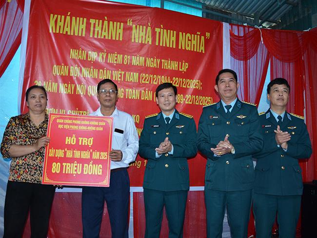 hoc-vien-phong-khong-khong-quan-khanh-thanh-va-ban-giao-“nha-tinh-nghia”-tang-gia-dinh-ong-phi-dinh-tuan