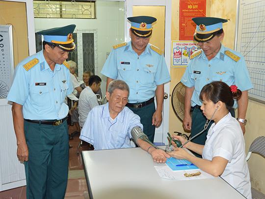 hoc-vien-pk-kq-to-chuc-kham-benh-tu-van-suc-khoe-cap-thuoc-mien-phi-cho-cac-doi-tuong-chinh-sach