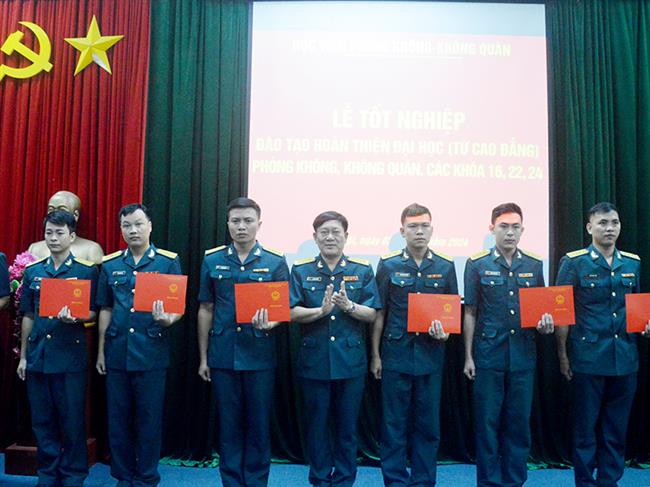 hoc-vien-pk-kq-to-chuc-le-tot-nghiep-dao-tao-hoan-thien-dai-hoc-tu-cao-dang-phong-khong-khong-quan