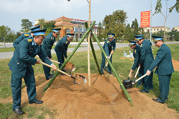 hoc-vien-pk-kq-to-chuc-phat-dong-tet-trong-cay-“doi-doi-nho-on-bac-ho”-xuan-dinh-dau-nam-2017