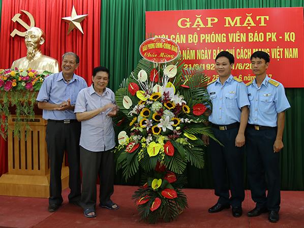 hoi-cuu-can-bo-phong-vien-bao-phong-khong-khong-quan-gap-mat-nhan-ngay-bao-chi-cach-mang-viet-nam