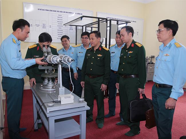 hoi-dong-giai-thuong-“tuoi-tre-sang-tao”-trong-quan-doi-khao-sat-tai-nha-may-a34-quan-chung-phong-khong-khong-quan