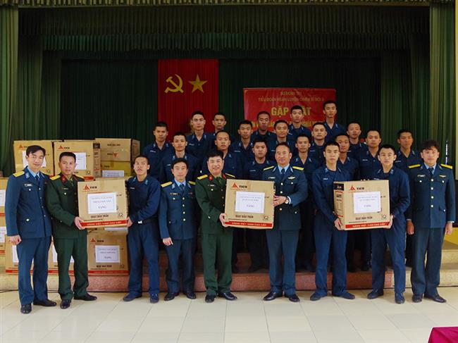 hoi-dong-nghia-vu-quan-su-quan-long-bien-va-thi-xa-son-tay-tham-hoi-va-tang-qua-chien-si-moi-su-doan-371