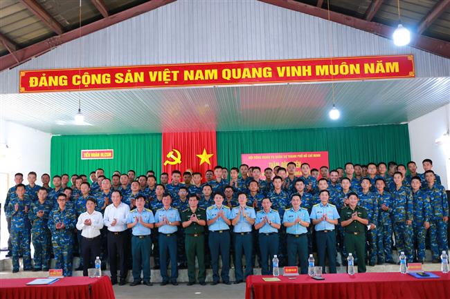 hoi-dong-nghia-vu-quan-su-tp-ho-chi-minh-tham-dong-vien-chien-si-moi-su-doan-367
