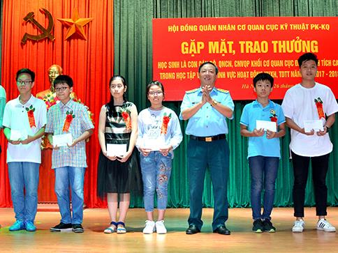 hoi-dong-quan-nhan-co-quan-cuc-ky-thuat-gap-mat-trao-thuong-cho-cac-chau-dat-thanh-tich-xuat-sac-nam-hoc-2017-2018