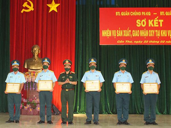quan-chung-phong-khong-khong-quan-va-quan-khu-9-so-ket-nhiem-vu-san-xuat-giao-nhan-oxy-tai-khu-vuc-mien-tay-nam-bo