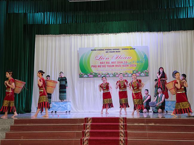 hoi-phu-nu-bo-tham-muu-phong-khong-khong-quan-to-chuc-lien-hoan-hat-ru-hat-dan-ca-nam-2024