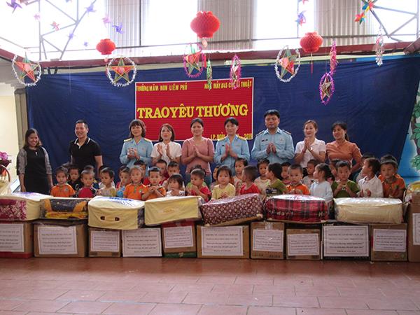 hoi-phu-nu-co-so-nha-may-a45-tang-qua-cac-em-nho-tai-lao-cai