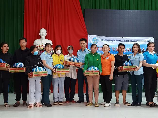 hoi-phu-nu-trung-doan-224-tang-qua-gia-dinh-kho-khan-tren-dia-ban-tinh-quang-nam