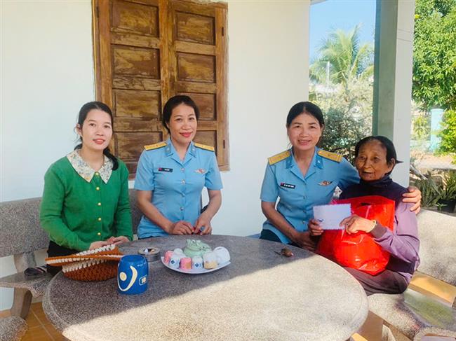 hoi-phu-nu-trung-doan-274-phoi-hop-to-chuc-chuong-trinh-“vong-tay-am-chia-se-yeu-thuong”