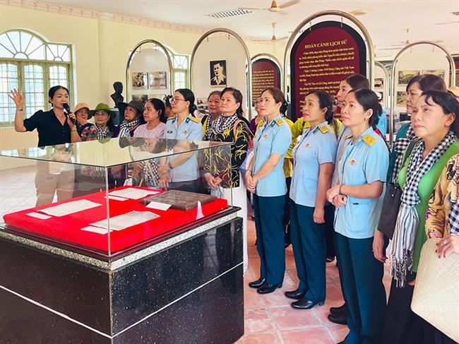 hoi-phu-nu-trung-doan-294-tham-gia-hanh-trinh-ve-nguon-tai-tinh-dong-thap