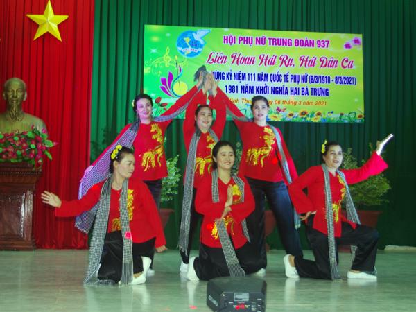 hoi-phu-nu-trung-doan-937-to-chuc-lien-hoan-hat-ru-hat-dan-ca