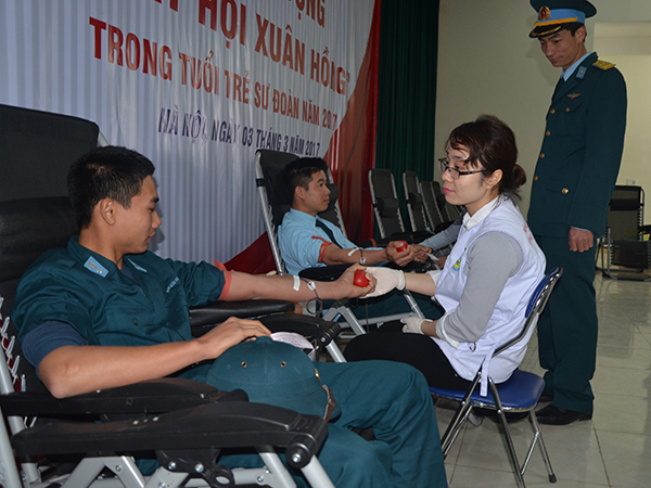 hon-600-doan-vien-thanh-nien-su-doan-371-tham-gia-ngay-hoi-xuan-hong