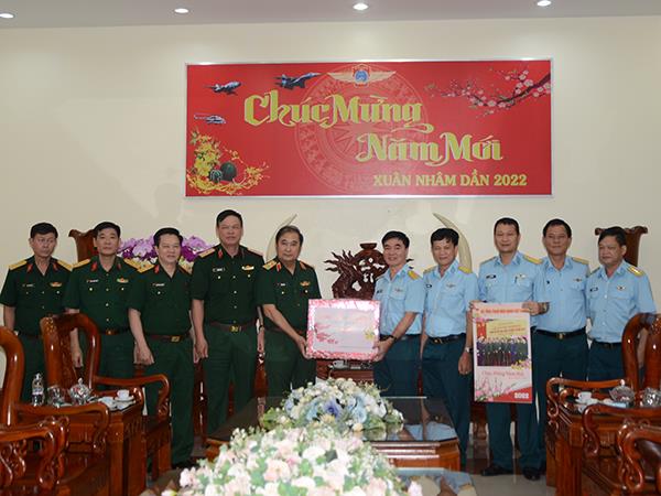 thu-truong-bo-tong-tham-muu-qdnd-viet-nam-chu-tri-hop-ban-chi-huy-dong-quan-canh-phong-san-bay-tan-son-nhat