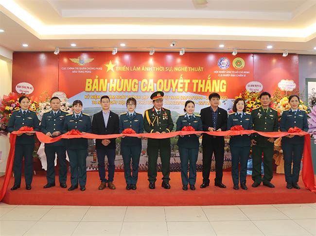 khai-mac-trien-lam-anh-thoi-su-nghe-thuat-“ban-hung-ca-quyet-thang”