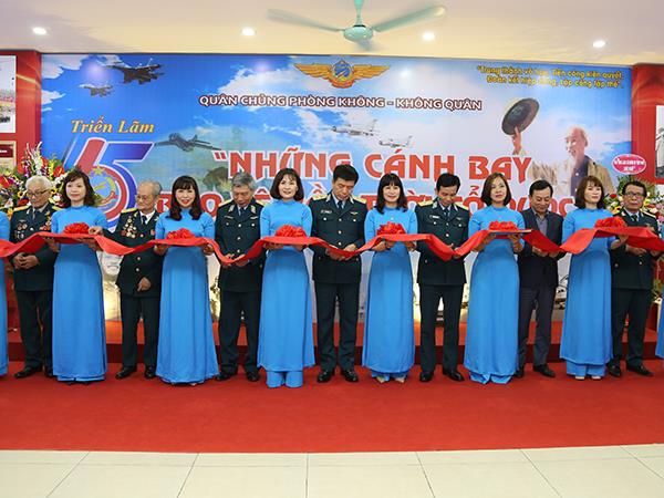 khai-mac-trien-lam-“nhung-canh-bay-bao-ve-bau-troi-to-quoc”