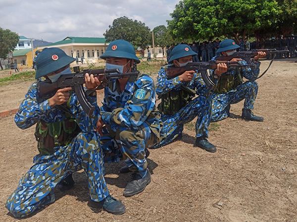 khi-can-bo-gan-gui-sau-sat-chien-si-moi-trong-huan-luyen