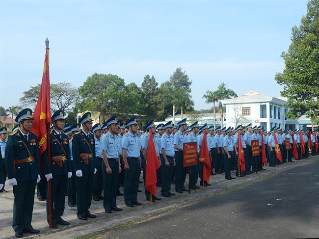 khoi-co-quan-su-doan-370-va-tieu-doan-can-cu-san-bay-tan-son-nhat-to-chuc-le-ra-quan-huan-luyen-nam-2023