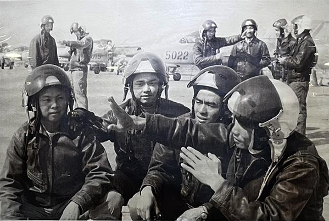khong-quan-nhan-dan-viet-nam-mai-xung-dang-16-chu-vang-“trung-thanh-vo-han-tien-cong-kien-quyet-doan-ket-hiep-dong-lap-cong-tap-the”