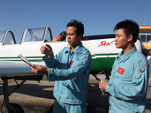 ky-1-bat-trac-tren-khong-van-de-cua-phi-cong-quan-su-toan-cau