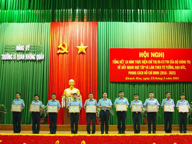 lan-toa-hoc-tap-va-lam-theo-bac-o-truong-si-quan-khong-quan