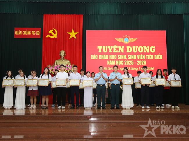 lan-toa-truyen-thong-hieu-hoc-trong-gia-dinh-quan-nhan