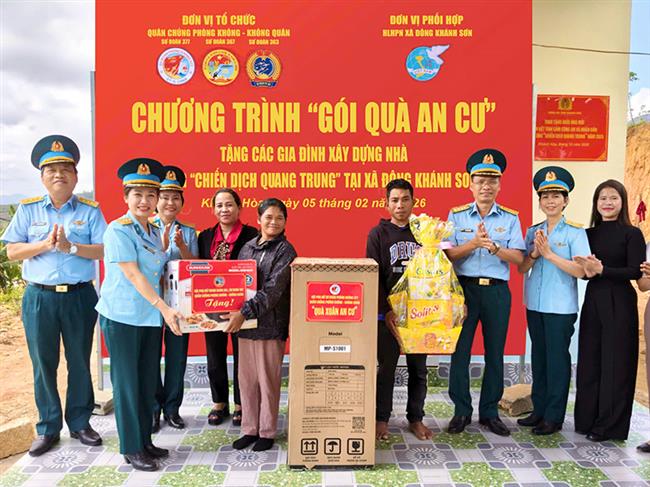 hoi-phu-nu-cac-don-vi-thuoc-quan-chung-pk-kq-tang-qua-gia-dinh-kho-khan-tren-dia-ban-2-xa-dong-khanh-son-va-tay-khanh-son-thuoc-tinh-khanh-hoa