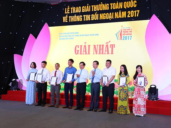 trao-giai-thuong-toan-quoc-ve-thong-tin-doi-ngoai-nam-2017