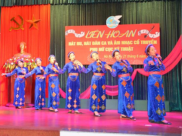lien-hoan-hat-ru-hat-dan-ca-va-am-nhac-co-truyen-phu-nu-cuc-ky-thuat