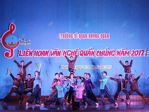lien-hoan-van-nghe-quan-chung-truong-si-quan-khong-quan
