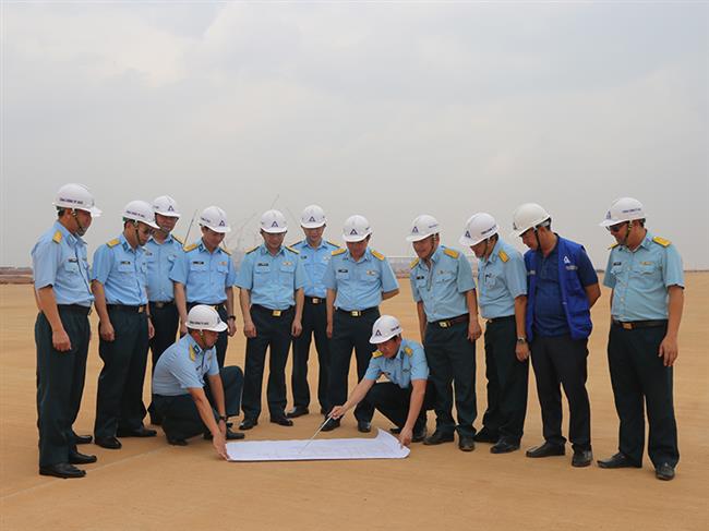 linh-tho-acc-tren-cong-truong-san-bay-long-thanh