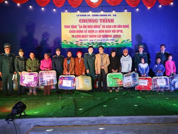 lu-doan-28-trao-tang-“ao-am-mua-dong”-cho-dong-bao-hoc-sinh-co-hoan-canh-dac-biet-kho-khan-tai-xa-da-phuc