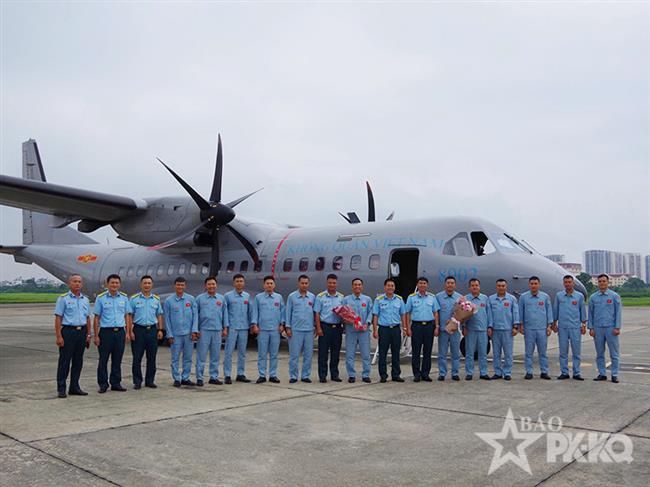 lu-doan-918-to-chuc-bay-tha-don-cho-hoc-vien-lai-chinh-tren-may-bay-c-295