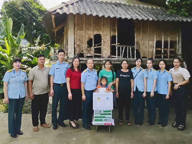 lu-doan-cong-binh-28-trao-qua-tang-hoc-sinh-co-hoan-canh-dac-biet-kho-khan-tren-dia-ban-tinh-phu-tho